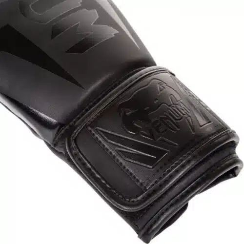 Venum Elite bokshandschoen zwart