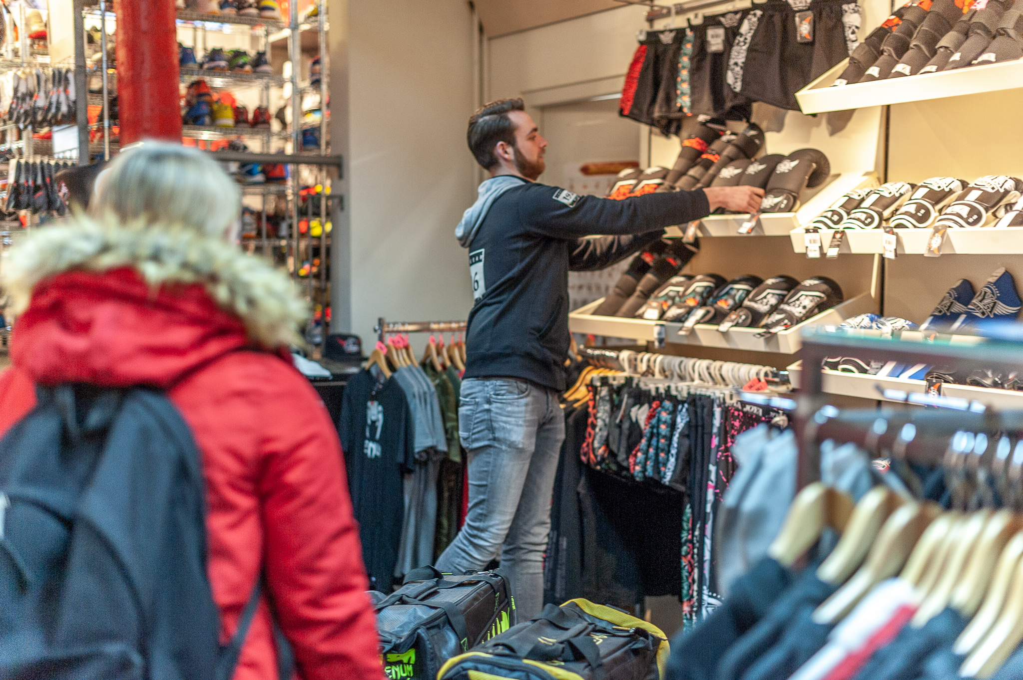 Jeroen helpt in winkel