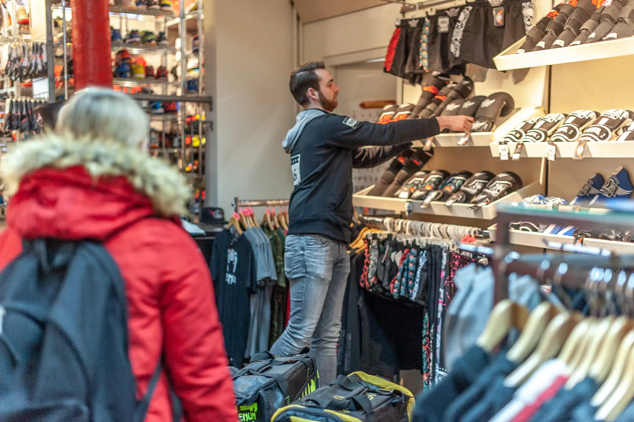 Jeroen helpt in winkel
