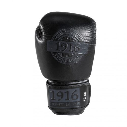 1916 bokszak met bokshandschoenen