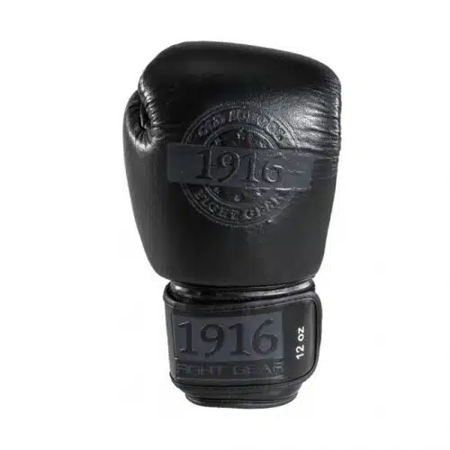 1916 bokszak met bokshandschoenen