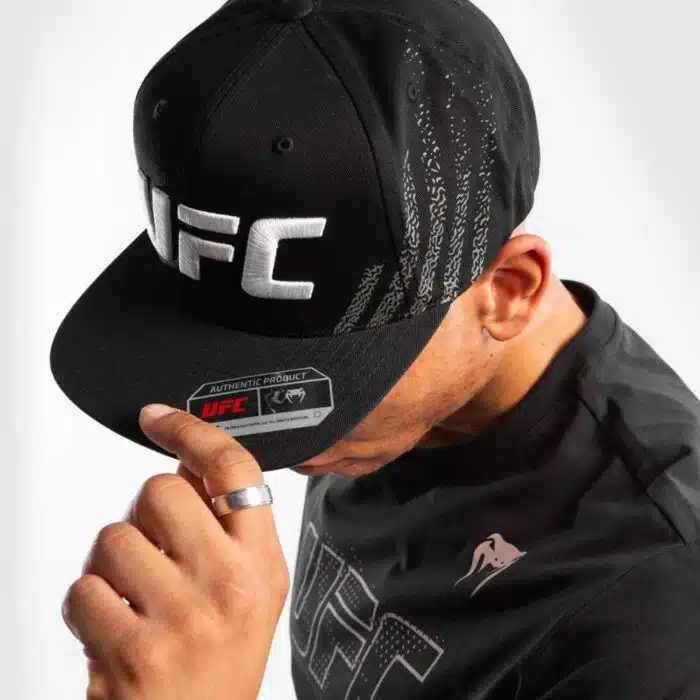UFC VENUM AUTHENTIC FIGHT NIGHT UNISEX WALKOUT PET - ZWART
