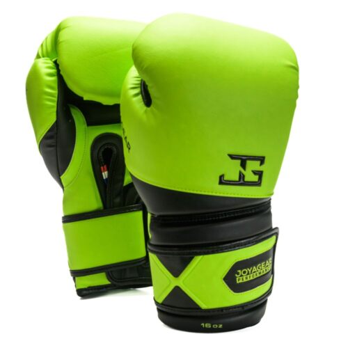 Joya Gear Bokshandschoenen Performance Velcro - Lime/Black De Joyagear Performance Bokshandschoenen in lime/black zijn perfect voor vechters die zoeken naar een combinatie van stijl, bescherming en comfort. Deze handschoenen, gemaakt van ultraduurzaam microvezel PU, zijn ontworpen om langdurig mee te gaan, zelfs bij intensieve trainingssessies. De innovatieve vijflaagse schuimconstructie biedt superieure schokabsorptie en bescherming, zodat je handen veilig blijven tijdens elke sessie. Getest en goedgekeurd door topvechters zoals Bahram Rajabzadeh, Chico Kwasi, Ibrahim El Bouni en Regian Eersel, staan deze handschoenen garant voor prestaties en betrouwbaarheid. De geïntegreerde Hook & Loop sluiting biedt een stevige en veilige pasvorm, terwijl de flexibiliteit van het ontwerp ideaal is voor clinchen en sparren zonder in te boeten op bewegingsvrijheid. Het opvallende lime/black ontwerp met reliëflogo’s en premium details geeft de handschoenen een stijlvolle uitstraling die vakmanschap en professionaliteit weerspiegelt. Kenmerken: Merk: Joya Gear Materiaal: Ultraduurzaam microvezel PU voor intensief gebruik Ontwerp en constructie: Vijf lagen hoogwaardig schuim voor optimale schokabsorptie en bescherming Geïntegreerde Hook & Loop sluiting voor een veilige en comfortabele pasvorm Flexibel ontwerp, ideaal voor clinchen en sparren Design: Opvallend lime/black ontwerp met reliëflogo’s en premium details Voordelen: Uitstekende keuze voor intensieve training en competitie Getest en goedgekeurd door professionele vechters Biedt duurzaamheid, stijl en bescherming voor langdurig gebruik