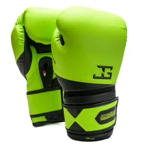Joya Gear Bokshandschoenen Performance Velcro - Lime/Black De Joyagear Performance Bokshandschoenen in lime/black zijn perfect voor vechters die zoeken naar een combinatie van stijl, bescherming en comfort. Deze handschoenen, gemaakt van ultraduurzaam microvezel PU, zijn ontworpen om langdurig mee te gaan, zelfs bij intensieve trainingssessies. De innovatieve vijflaagse schuimconstructie biedt superieure schokabsorptie en bescherming, zodat je handen veilig blijven tijdens elke sessie. Getest en goedgekeurd door topvechters zoals Bahram Rajabzadeh, Chico Kwasi, Ibrahim El Bouni en Regian Eersel, staan deze handschoenen garant voor prestaties en betrouwbaarheid. De geïntegreerde Hook & Loop sluiting biedt een stevige en veilige pasvorm, terwijl de flexibiliteit van het ontwerp ideaal is voor clinchen en sparren zonder in te boeten op bewegingsvrijheid. Het opvallende lime/black ontwerp met reliëflogo’s en premium details geeft de handschoenen een stijlvolle uitstraling die vakmanschap en professionaliteit weerspiegelt. Kenmerken: Merk: Joya Gear Materiaal: Ultraduurzaam microvezel PU voor intensief gebruik Ontwerp en constructie: Vijf lagen hoogwaardig schuim voor optimale schokabsorptie en bescherming Geïntegreerde Hook & Loop sluiting voor een veilige en comfortabele pasvorm Flexibel ontwerp, ideaal voor clinchen en sparren Design: Opvallend lime/black ontwerp met reliëflogo’s en premium details Voordelen: Uitstekende keuze voor intensieve training en competitie Getest en goedgekeurd door professionele vechters Biedt duurzaamheid, stijl en bescherming voor langdurig gebruik