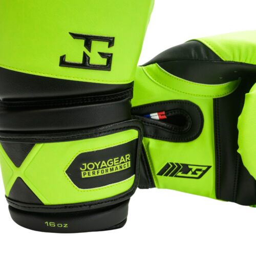 Joya Gear Bokshandschoenen Performance Velcro - Lime/Black De Joyagear Performance Bokshandschoenen in lime/black zijn perfect voor vechters die zoeken naar een combinatie van stijl, bescherming en comfort. Deze handschoenen, gemaakt van ultraduurzaam microvezel PU, zijn ontworpen om langdurig mee te gaan, zelfs bij intensieve trainingssessies. De innovatieve vijflaagse schuimconstructie biedt superieure schokabsorptie en bescherming, zodat je handen veilig blijven tijdens elke sessie. Getest en goedgekeurd door topvechters zoals Bahram Rajabzadeh, Chico Kwasi, Ibrahim El Bouni en Regian Eersel, staan deze handschoenen garant voor prestaties en betrouwbaarheid. De geïntegreerde Hook & Loop sluiting biedt een stevige en veilige pasvorm, terwijl de flexibiliteit van het ontwerp ideaal is voor clinchen en sparren zonder in te boeten op bewegingsvrijheid. Het opvallende lime/black ontwerp met reliëflogo’s en premium details geeft de handschoenen een stijlvolle uitstraling die vakmanschap en professionaliteit weerspiegelt. Kenmerken: Merk: Joya Gear Materiaal: Ultraduurzaam microvezel PU voor intensief gebruik Ontwerp en constructie: Vijf lagen hoogwaardig schuim voor optimale schokabsorptie en bescherming Geïntegreerde Hook & Loop sluiting voor een veilige en comfortabele pasvorm Flexibel ontwerp, ideaal voor clinchen en sparren Design: Opvallend lime/black ontwerp met reliëflogo’s en premium details Voordelen: Uitstekende keuze voor intensieve training en competitie Getest en goedgekeurd door professionele vechters Biedt duurzaamheid, stijl en bescherming voor langdurig gebruik