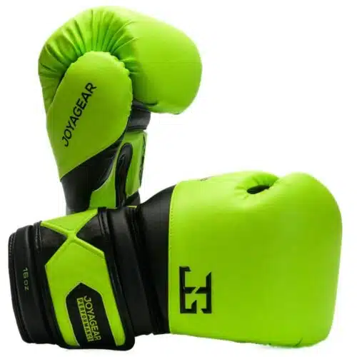 Joya Gear Bokshandschoenen Performance Velcro - Lime/Black De Joyagear Performance Bokshandschoenen in lime/black zijn perfect voor vechters die zoeken naar een combinatie van stijl, bescherming en comfort. Deze handschoenen, gemaakt van ultraduurzaam microvezel PU, zijn ontworpen om langdurig mee te gaan, zelfs bij intensieve trainingssessies. De innovatieve vijflaagse schuimconstructie biedt superieure schokabsorptie en bescherming, zodat je handen veilig blijven tijdens elke sessie. Getest en goedgekeurd door topvechters zoals Bahram Rajabzadeh, Chico Kwasi, Ibrahim El Bouni en Regian Eersel, staan deze handschoenen garant voor prestaties en betrouwbaarheid. De geïntegreerde Hook & Loop sluiting biedt een stevige en veilige pasvorm, terwijl de flexibiliteit van het ontwerp ideaal is voor clinchen en sparren zonder in te boeten op bewegingsvrijheid. Het opvallende lime/black ontwerp met reliëflogo’s en premium details geeft de handschoenen een stijlvolle uitstraling die vakmanschap en professionaliteit weerspiegelt. Kenmerken: Merk: Joya Gear Materiaal: Ultraduurzaam microvezel PU voor intensief gebruik Ontwerp en constructie: Vijf lagen hoogwaardig schuim voor optimale schokabsorptie en bescherming Geïntegreerde Hook & Loop sluiting voor een veilige en comfortabele pasvorm Flexibel ontwerp, ideaal voor clinchen en sparren Design: Opvallend lime/black ontwerp met reliëflogo’s en premium details Voordelen: Uitstekende keuze voor intensieve training en competitie Getest en goedgekeurd door professionele vechters Biedt duurzaamheid, stijl en bescherming voor langdurig gebruik